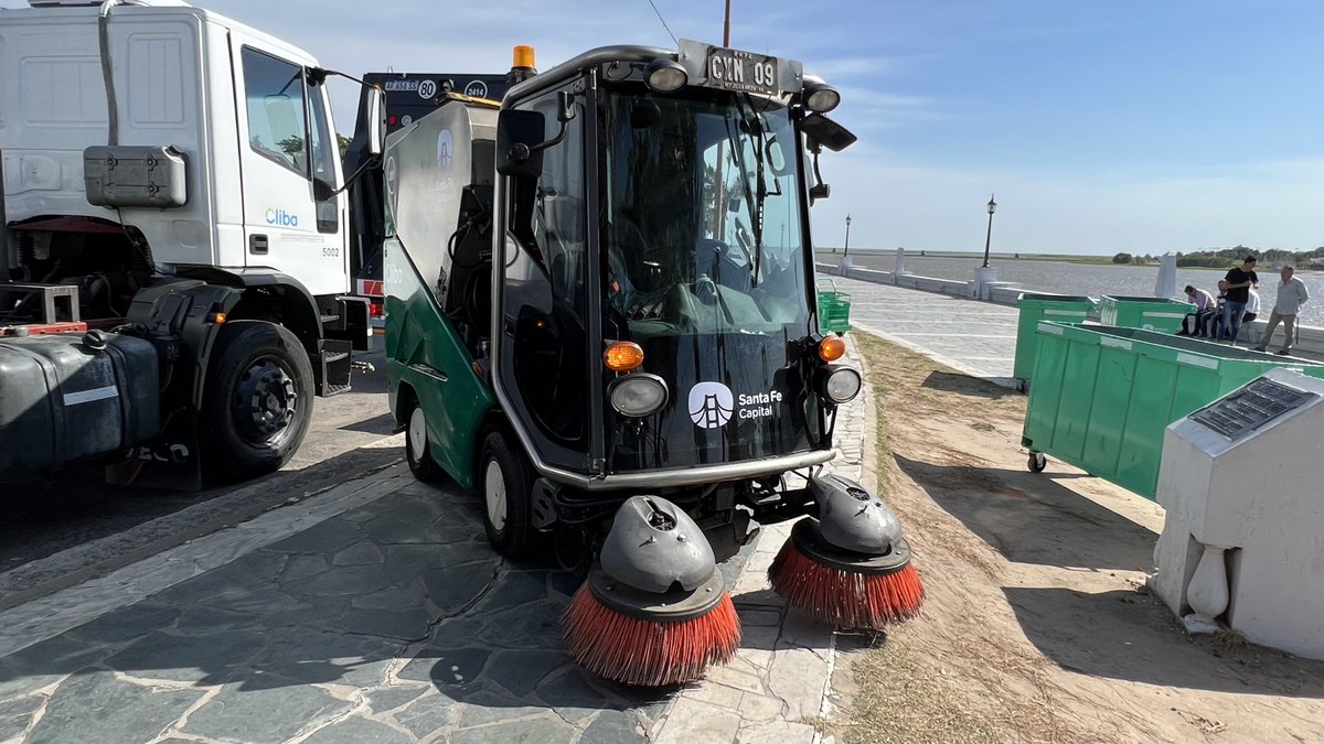 joosevillagran's tweet photo. #SantaFe Esta mañana, el intendente @emiliojaton junto a autoridades de #Cliba, presentó nuevos camiones compactadores, minibarredora, flusher para hidrolavar espacios públicos, nuevos contenedores y carros destinados al servicio de barrido. https://t.co/BEGo9yQ9kH