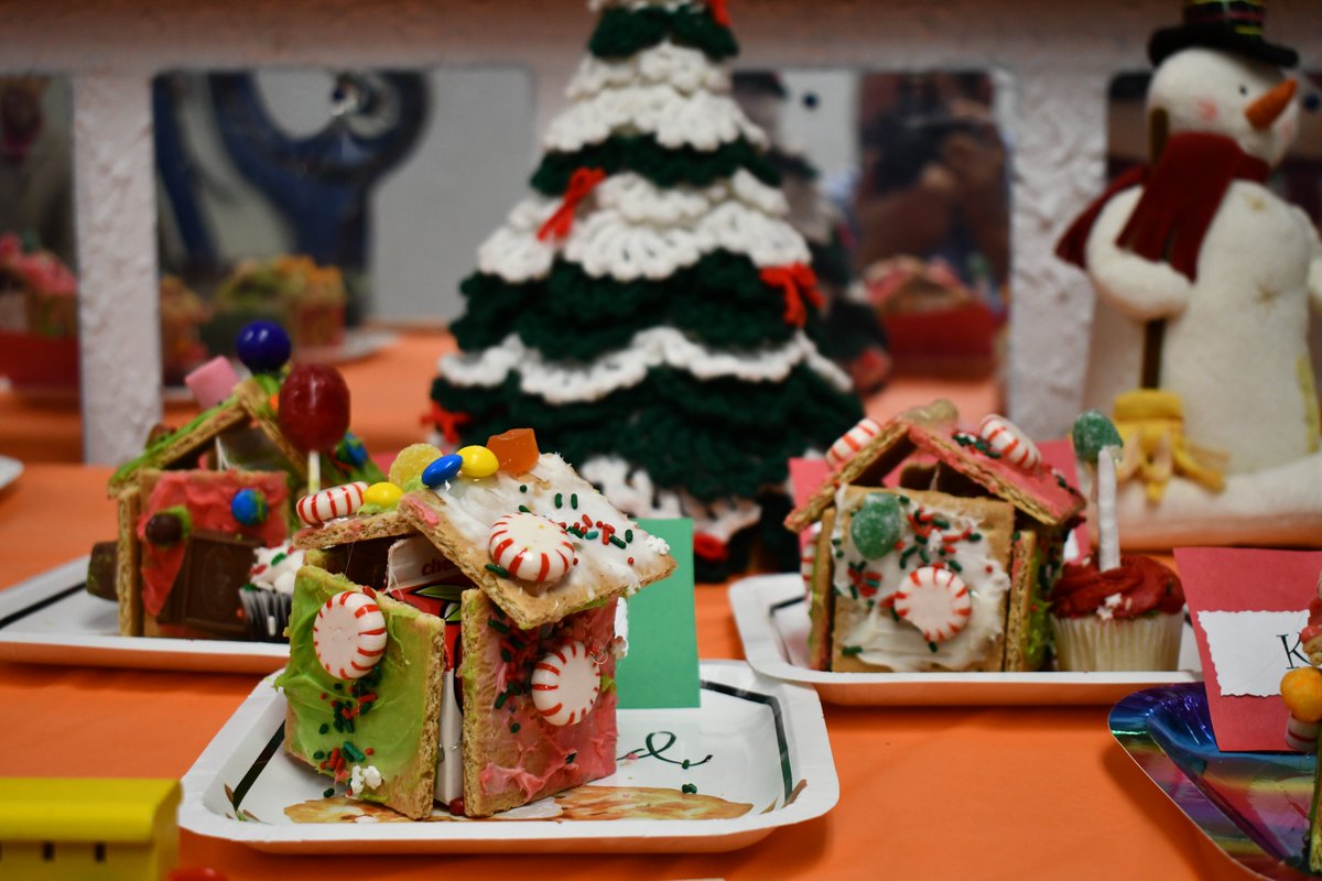HosannaHouseInc's tweet photo. Our Friends at Hope Academy had a blast walking around and seeing all of the different gingerbread houses that each of the classes made. It as a blast!
#HosannaHouse #Education #HopeAcademy #HopeGroup #Support #merrychristmas🎄 https://t.co/9GUARhS87A