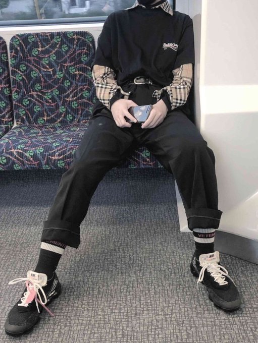Como vcs podem perceber, eu tenho uma grande confus&atilde;o interna  Cada outfit pra cada personalidade da<a href="/tag/novafotodeperfil"class="tags"><span>#novafotodeperfil</span></a>