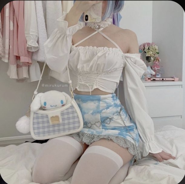 Como vcs podem perceber, eu tenho uma grande confus&atilde;o interna  Cada outfit pra cada personalidade da<a href="/tag/novafotodeperfil"class="tags"><span>#novafotodeperfil</span></a>
