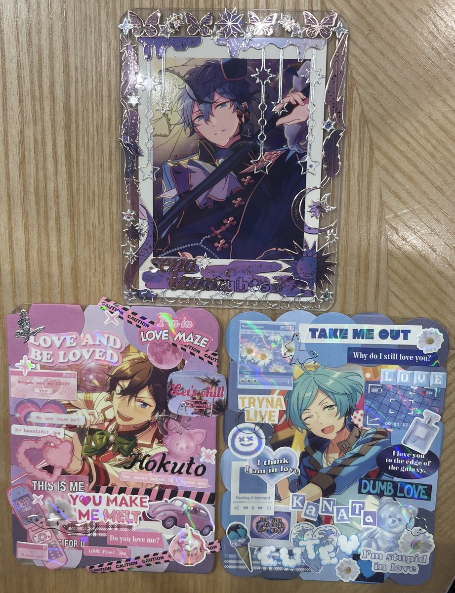 첫 탑꾸 후기 : 수원 제이굿즈에서 5탄 온에 3마넌 꼬라박고 ak플라자 공차에서 첫 탑꾸를 해보앗다 스티커 자꾸 뗏다 붙여서 실제로 보면 옴청 너덜너덜함 위에는 나 밑에는 도모다찌인데 취향 컨셉 확고 ㅎㅎ
#앙스타 #한스타 #세나 #이즈미 #호쿠토 #카나타 #탑꾸 #앙스타탑꾸 #파샤깡