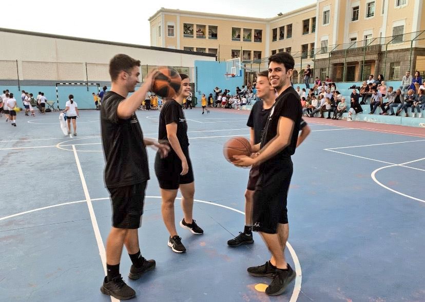 ArbitrosFibgc's tweet photo. 🧑🏻‍🏫➡️🏀 De la teoría a la práctica

📸 El curso de árbitros sigue en marcha y el lunes pasado, bajo la supervisión de Javi Torres y José Sanmartín, participamos en un torneo de escuelitas organizado por los #PitufosBasket

🎉 ¡Enhorabuena chic@s y a seguir aprendiendo! 💪🏻💪🏻💪🏻 https://t.co/p6XwpKenTB