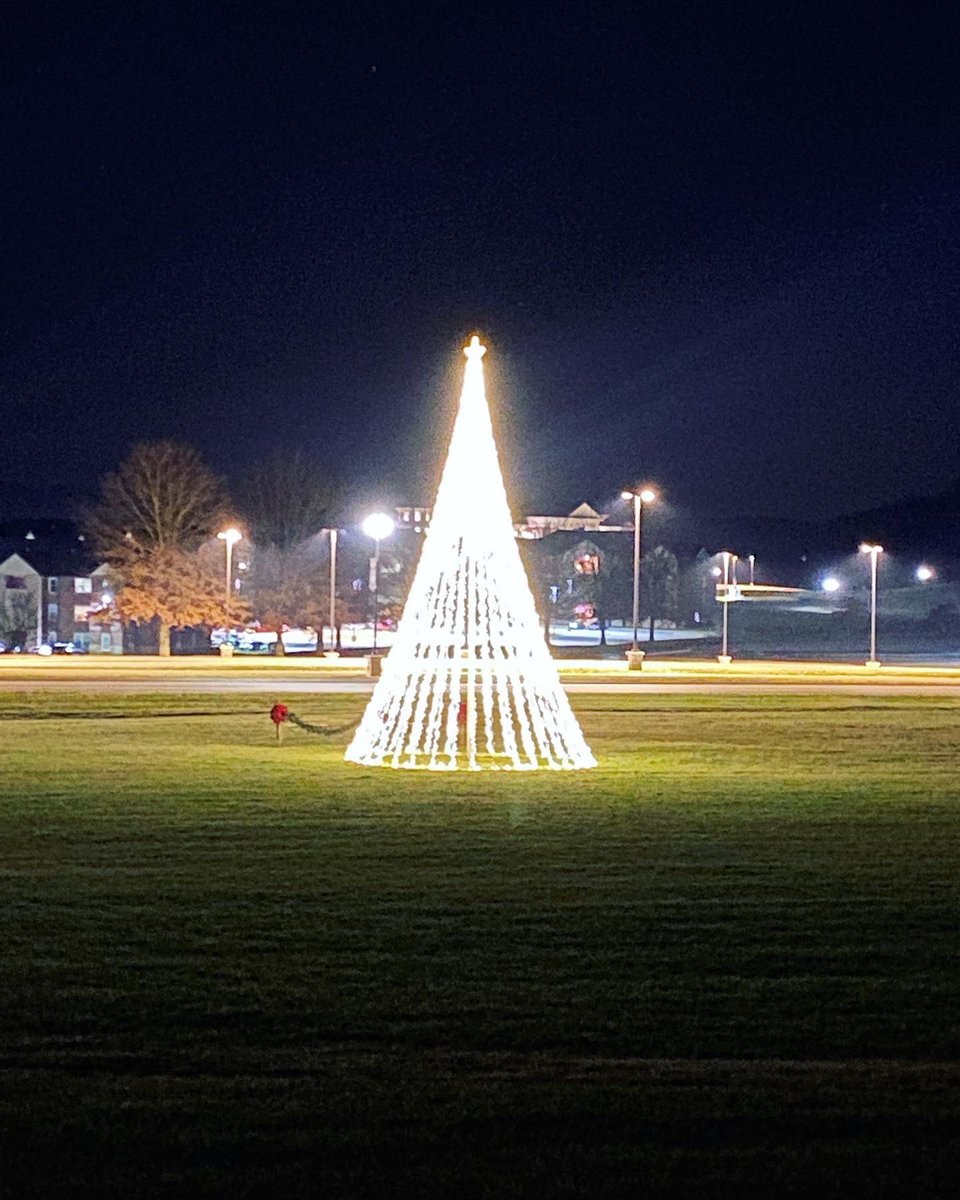 LMULibraries's tweet photo. It’s that time of year! The library will be closed for the holidays starting tomorrow, Friday the 23rd. Happy Holidays to all our patrons, students, and Professors. ❄️☃️🎁🎊🎉🎄#lmu #lincolnmemorialuniversity #lmulibraries https://t.co/xpaLfp4qJi