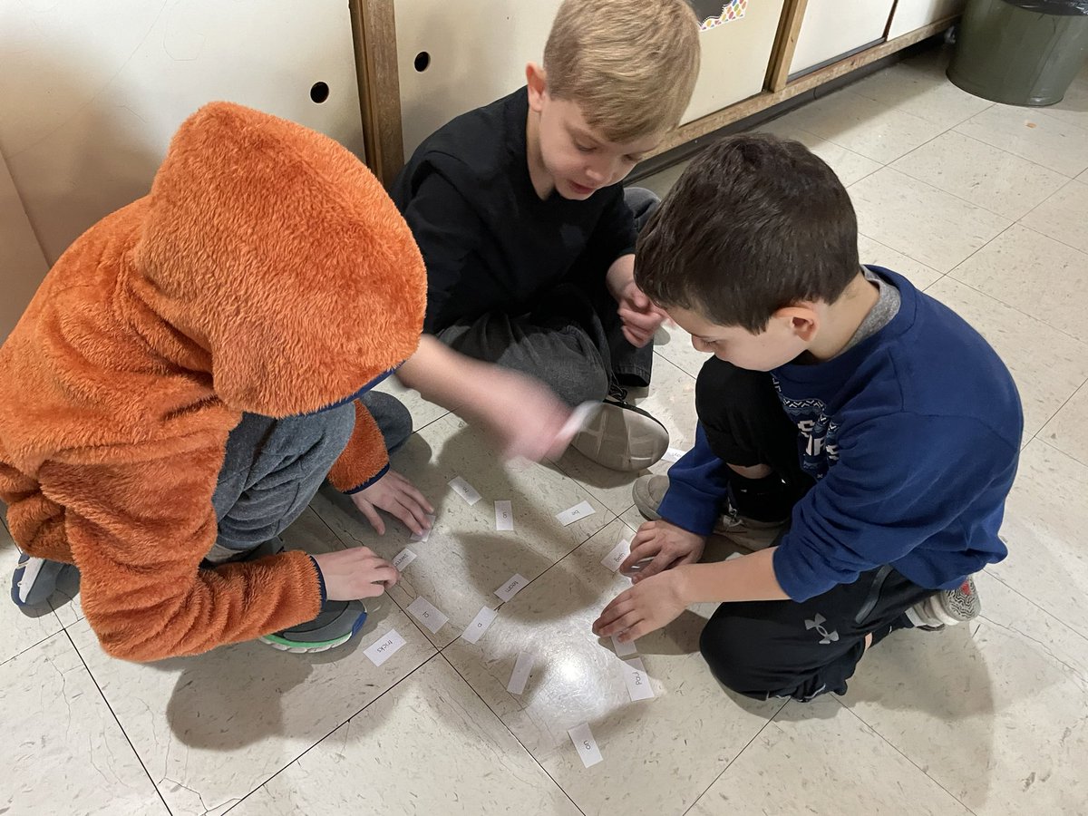 MrsKenar2's tweet photo. Teamwork and critical thinking for a sentence unscramble x 2! https://t.co/E5mP2Tx489