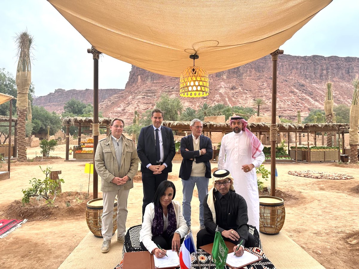 AF_ALULA's tweet photo. [Partenariat #IdVerde🤝] @AF_ALULA est heureuse d'annoncer la signature d'un partenariat entre la @RCU_SA &amp; #IdVerde portant sur l'aménagement paysager d'#AlUla. #IdVerde contribuera à la réalisation des ambitions de @RCU_SA en matière de biodiversité &amp; de changement climatique https://t.co/0bStgqQvoI