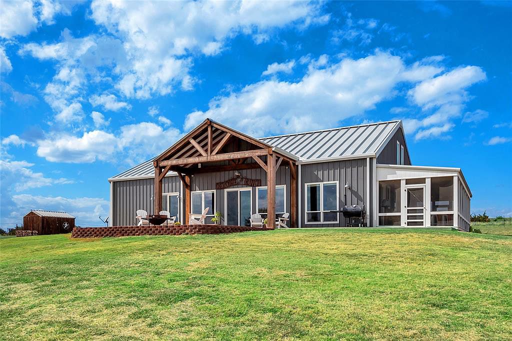 barndominium_us's tweet photo. “Almosta Ranch” sits on 20 acres of sweeping rolling terrain. https://t.co/w5bQRju83p