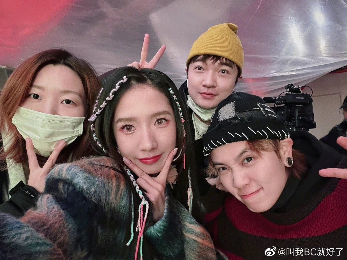 m_meiqifanspage's tweet photo. #MengMeiQi
【Bot 16】
#Meiqi Group selfie
cr MV director / make-up artist
#wjsn #เมิ่งเหม่ยฉี #孟美岐 #맹미기 #CPop #meiqi #우주소녀 #kpop #YH #미기 #daily #music #mv #whitefrequency #photootd https://t.co/9qYvVDLWQ0