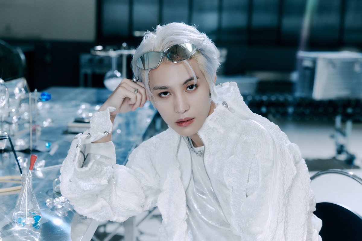 YYGLlU's tweet photo. Even in this rhinestone world, a diamond, in any shape, still remains a diamond. That can be the reason why I understand when life put pressures on me. https://t.co/nBjI206YX5