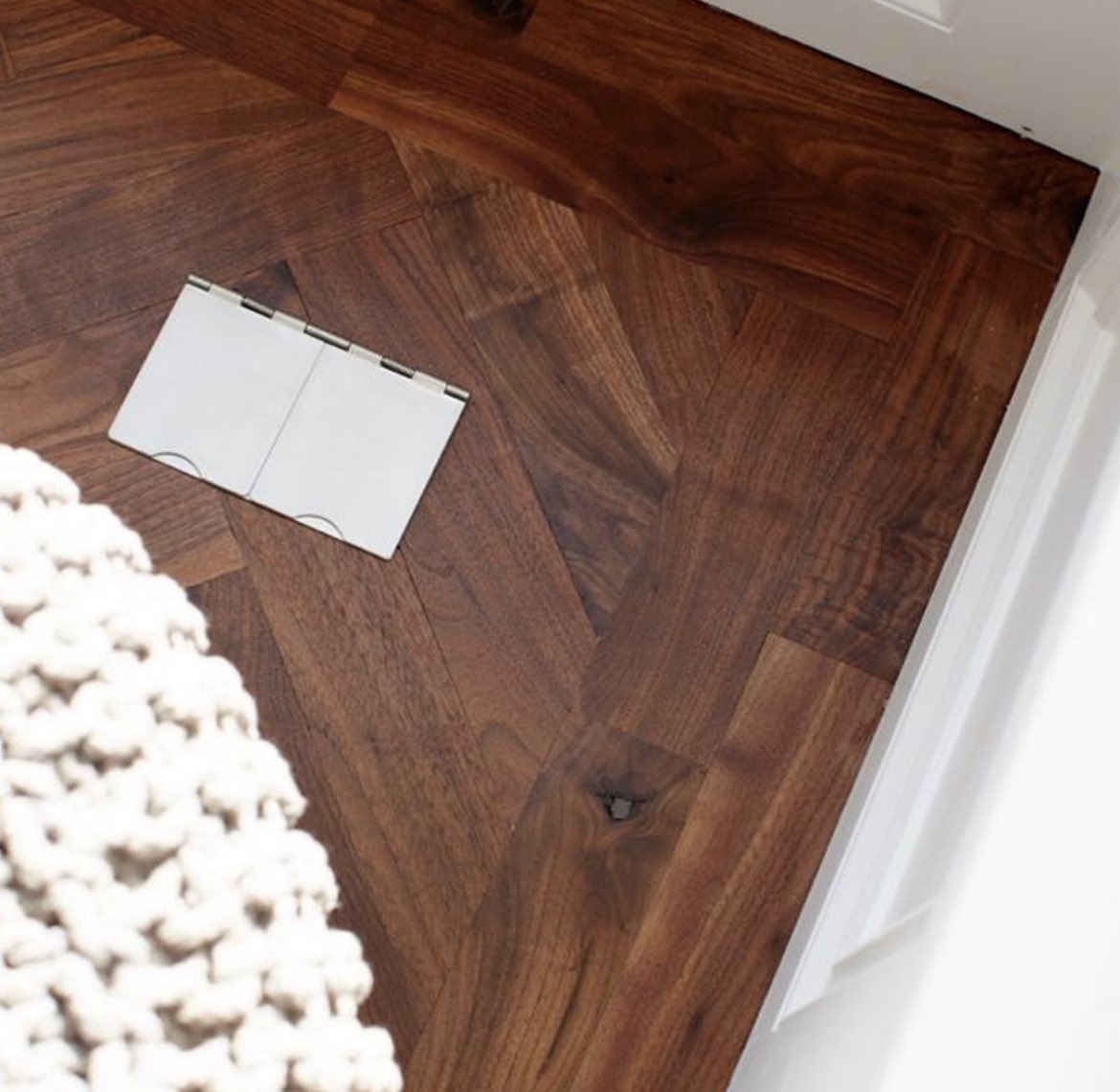 GreyspaceFloors's tweet photo. Built-in floor sockets 🔌 
#access #socket #floorsocket #accesshatch #trapdoor #jobdone #madetomeasure #madetoorder #hardwood #hardwoodfloors #hardwoodflooring #parquet #parquetflooring #plankflooring #realwood #oak #realwoodflooring #bespoke #bespokefloor #luxury #luxuryflooring https://t.co/jjRVTbxC6Z
