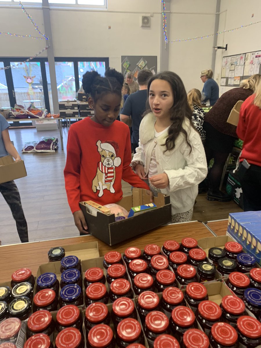 Our fabulous house captains from #HPSYr6 took part in putting the hampers together to support the local community.
Thank you to Cadfield for this opportunity! #Cadfield