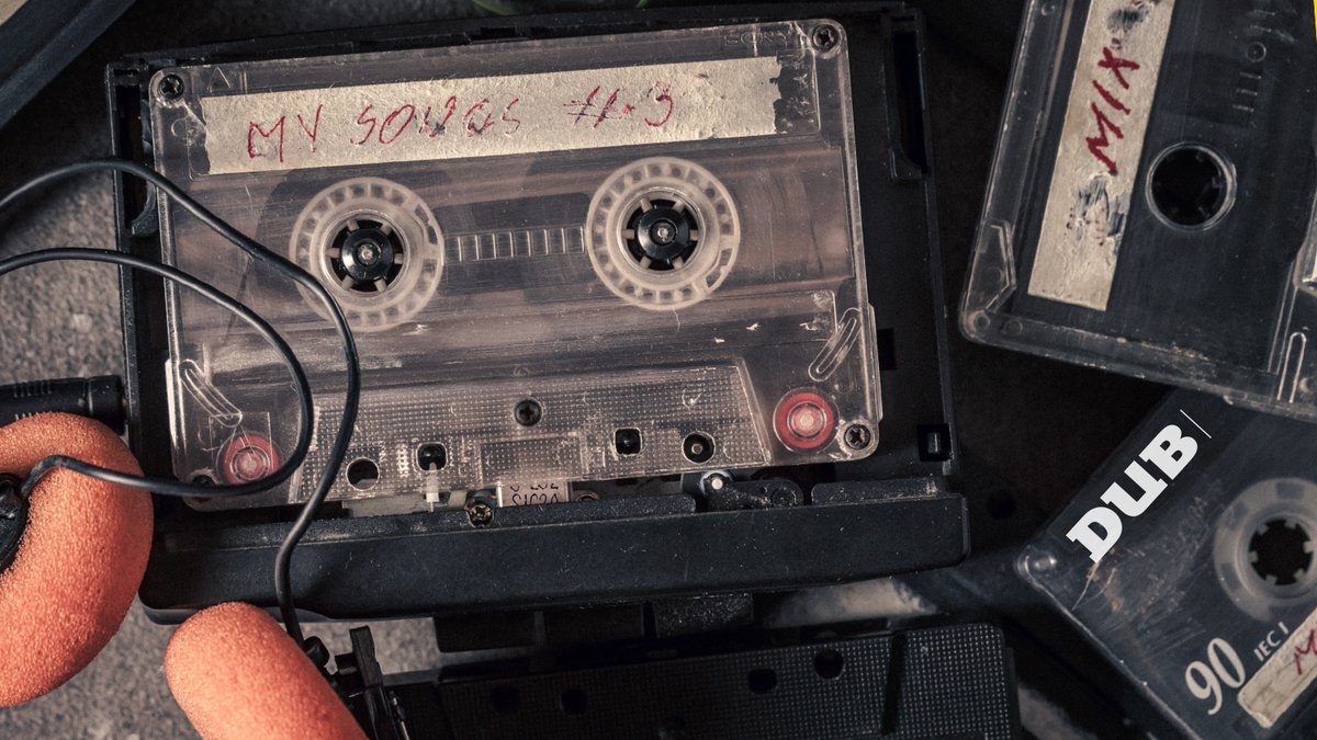 dubnieuws's tweet photo. Onze eigen DUB2000, met de favoriete popsongs van 18 studenten en medewerkers die afgelopen jaar in het nieuws waren. @beatricedegraaf @RosiBraidotti @DanHF Anneloes Krul, Lune de Rijck, @AnnemarijnOud @Corne_Pieterse, Henk Kummeling en nog veel meer. 
https://t.co/sFZh8gjdco https://t.co/5jssprH6AP