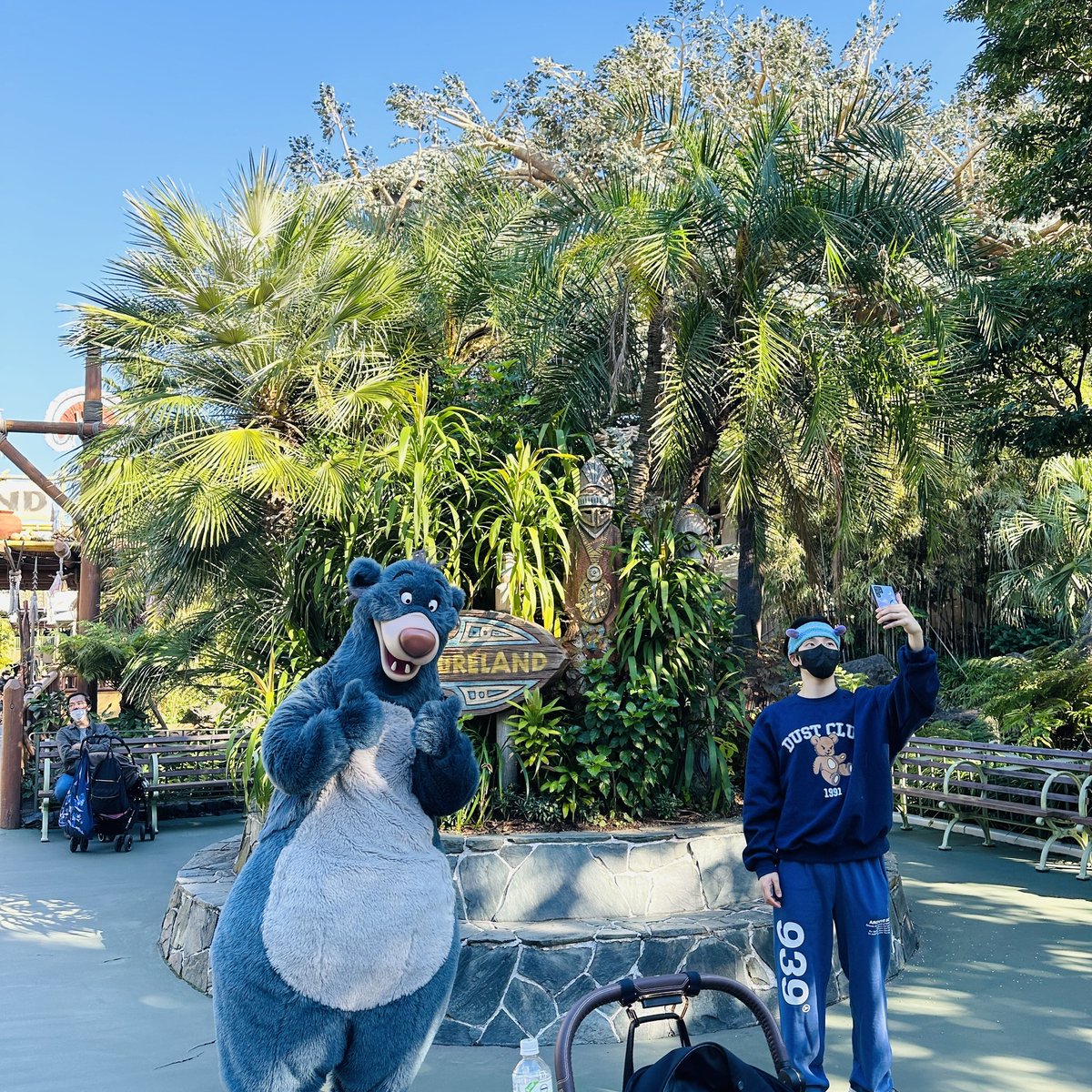 seohocafe's tweet photo. 221222  xion’s post on fancafe #shgallery 

📷 Seoho and Xion on Disneyland 🐿🐶

#서호 #seoho #원어스 https://t.co/zVkd9lOrr0