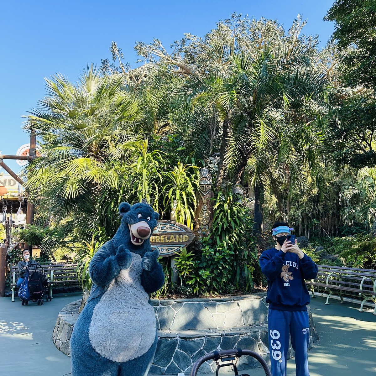 seohocafe's tweet photo. 221222  xion’s post on fancafe #shgallery 

📷 Seoho and Xion on Disneyland 🐿🐶

#서호 #seoho #원어스 https://t.co/zVkd9lOrr0
