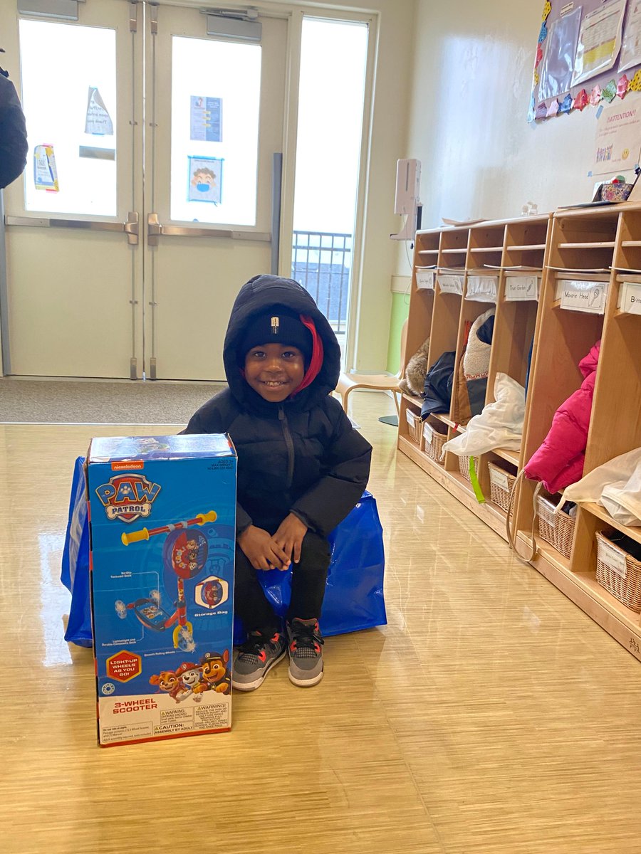 BrightBeginDC's tweet photo. Our families received items from their holiday wishlists and necessities such as diapers and clothes, thanks to donors like you! Thank you to everyone who donated and to our amazing staff who worked together to make this possible.
#BBIDC #DCWard8 #HolidaySeason #EarlyChildhhod https://t.co/cVInOvSM1w