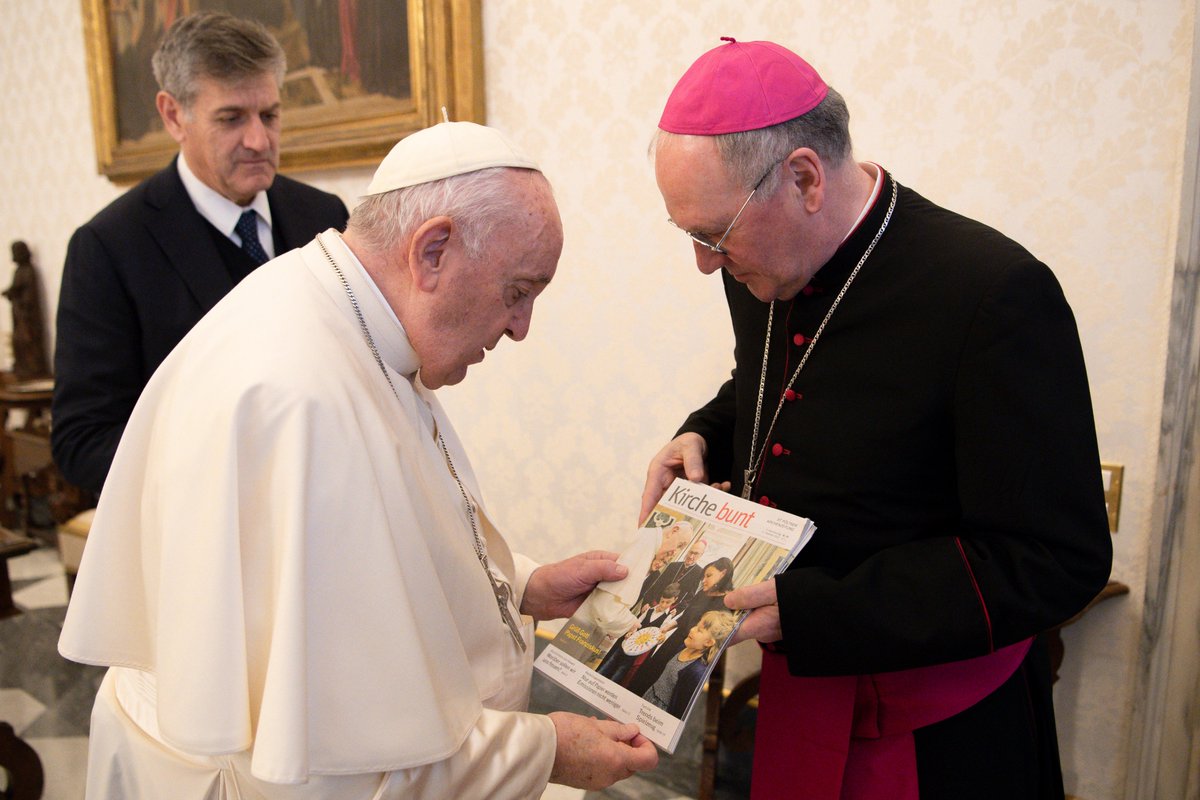 KircheBunt's tweet photo. Eine Sternstunde für jede Kirchenzeitung: @Pontifex_de
schaut in unsere #Kirchebunt, die ihn Bischof Alois Schwarz im Rahmen des Ad limina-Besuches überreicht hat.
https://t.co/i8U6lIkali https://t.co/VGE1OHwa45