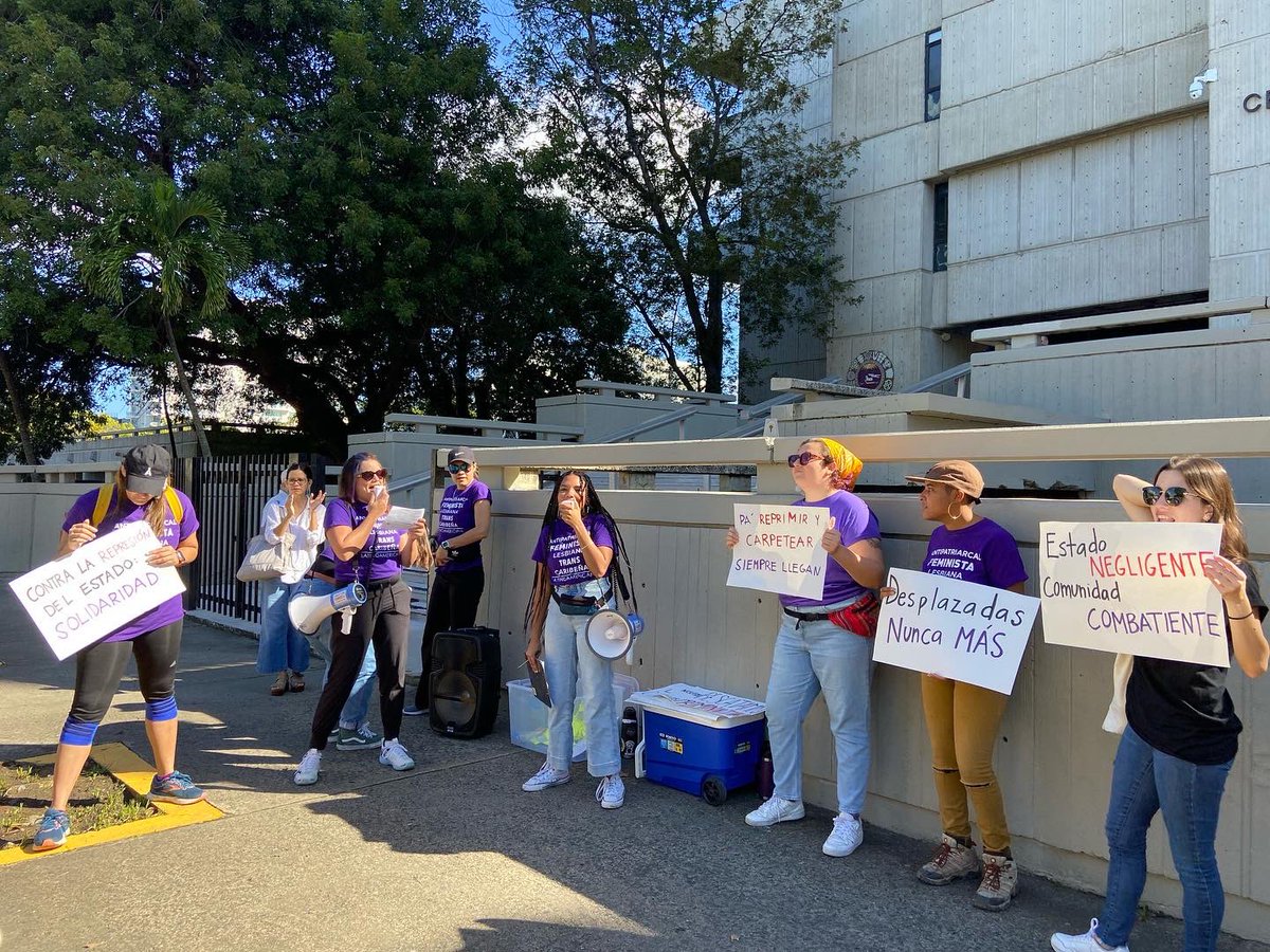 ColeFeminista's tweet photo. Ya estamos en el Tribunal de San Juan en solidaridad con nuestras 5 compañeras citadas hoy para radicación de cargos criminales por la limpieza de un edificio abandonado por más de 10 años en Río Piedras. 

Nosotras rescatamos, ellos criminalizan. https://t.co/VpyLRH3h9P
