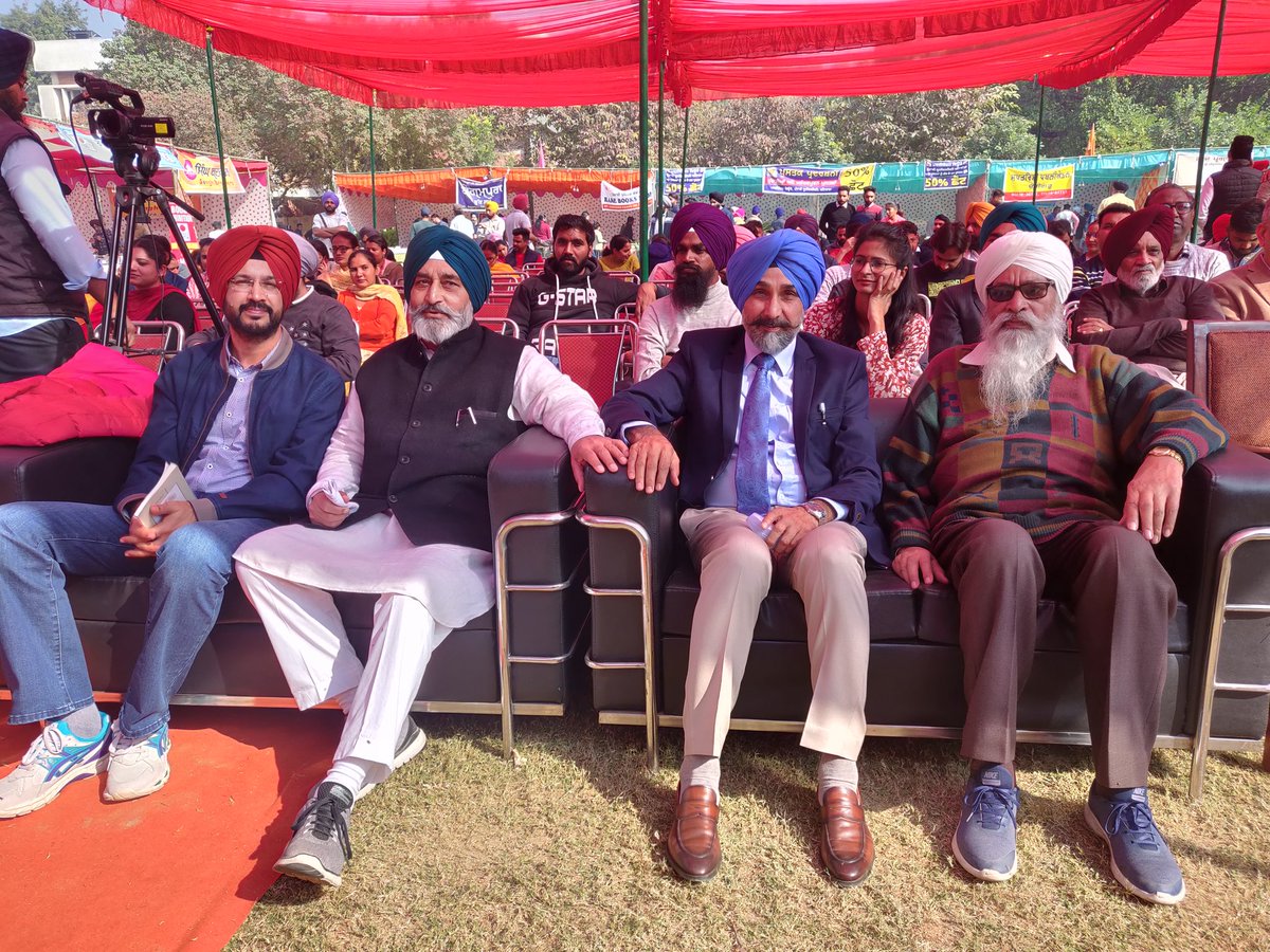 prof_baldev's tweet photo. @sahityaakademi ਸੁਖਜੀਤ ਤਾਂ ਫਿਰ ਸੁਖਜੀਤ ਹੈ...

 ਸੁਖਜੀਤ  ਅਜਿਹਾ ਨਿਵੇਕਲਾ ਲੇਖਕ, ਕਹਾਣੀਕਾਰ ਹੈ ਜਿਸ ਵਰਗਾ ਨਾ ਅਨੁਭਵ ਕਿਸੇ ਹੋਰ ਕੋਲ਼ ਹੈ ਅਤੇ ਨਾ ਮੜਕਵੀਂ ਬਿਰਤਾਂਤਕਾਰੀ ਵਿੱਚ ਉਸਦਾ ਕੋਈ ਸਾਨੀ ਹੈ।ਉਸ ਨੂੰ ਸਾਹਿਤਯ ਅਕਾਡਮੀ ਦਾ ਇਨਾਮ ਮਿਲਨਾ ਸਹੀ ਮਾਅਨਿਆਂ ਵਿੱਚ ਪੰਜਾਬੀ ਕਹਾਣੀ ਦੇ ਹੁਨਰ ਦਾ ਸਨਮਾਨ ਹੈ। https://t.co/Tg9MJZFKsw