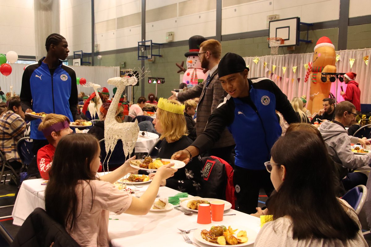 LaticsCommunity's tweet photo. 🎄 A huge thank you to the @LaticsOfficial Academy Players and Chief Executive Mal Brannigan, who joined our staff to support @WiganYouthZone's 2022 Family Christmas Event.

🎅 The players helped hand out food and presents, as well as playing games with the children!

#wafc 🔵⚪️ https://t.co/UYARU3wfSH