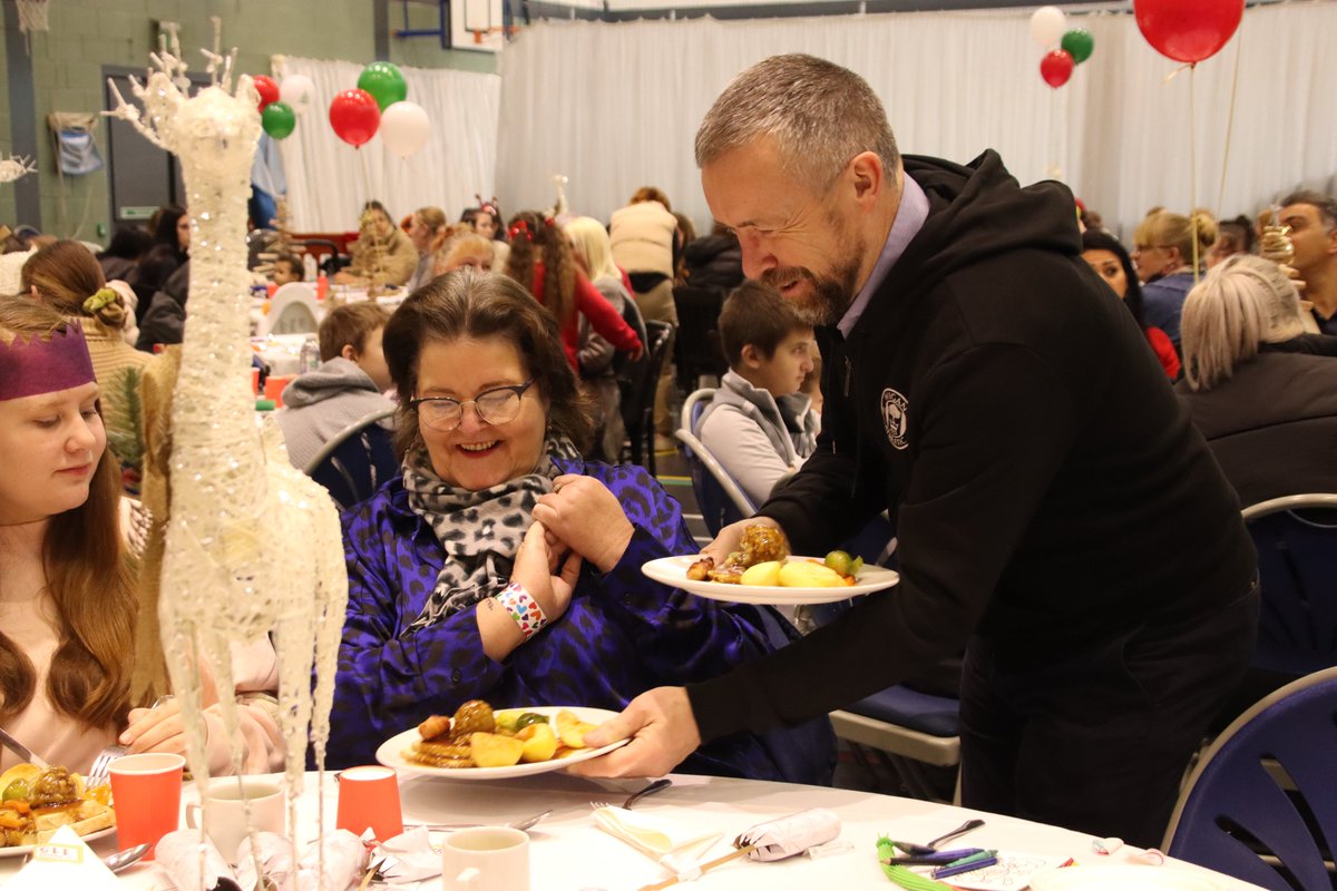 LaticsCommunity's tweet photo. 🎄 A huge thank you to the @LaticsOfficial Academy Players and Chief Executive Mal Brannigan, who joined our staff to support @WiganYouthZone's 2022 Family Christmas Event.

🎅 The players helped hand out food and presents, as well as playing games with the children!

#wafc 🔵⚪️ https://t.co/UYARU3wfSH