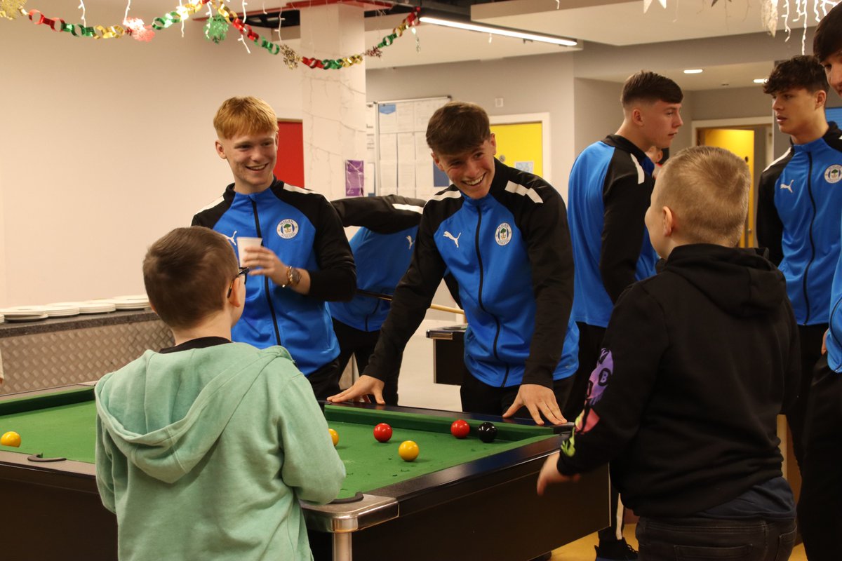 LaticsCommunity's tweet photo. 🎄 A huge thank you to the @LaticsOfficial Academy Players and Chief Executive Mal Brannigan, who joined our staff to support @WiganYouthZone's 2022 Family Christmas Event.

🎅 The players helped hand out food and presents, as well as playing games with the children!

#wafc 🔵⚪️ https://t.co/UYARU3wfSH