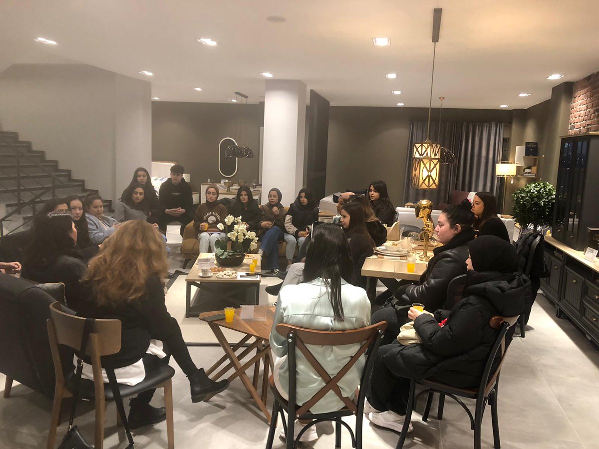 Çanakkale On Sekiz Mart Üniversitesi Kadın Girişimciler Topluluğu, TOBB Çanakkale Kadın Girişimciler Kurulu üyeleri ile birlikte Biga Kelebek Mobilya mağazamızda girişimcilik ve kadınların iş hayatındaki rolü üzerine samimi bir sohbet gerçekleştirdik.