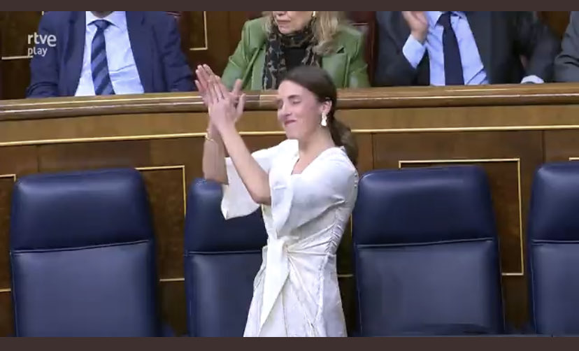 Ese gesto chulesco me ha hecho resonar en la cabeza aquel infausto "¡Que se jodan! » de Andrea Fabra. Que se jodan las feministas. La libertad de expresión. Las lesbianas. Las presas. Las familias de un adolescente confuso. Las deportistas. #IreneMonteroDimisión #NoALaLeyTrans