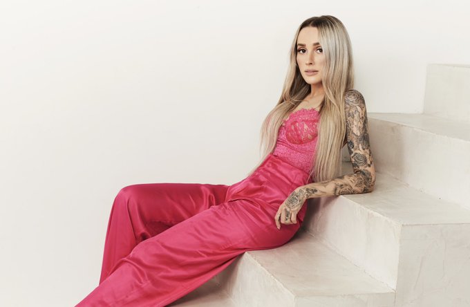 𝙀𝙭𝙘𝙪𝙨𝙚 𝙢𝙚, 𝙙𝙞𝙙 𝙮𝙤𝙪 𝙟𝙪𝙨𝙩 𝙨𝙖𝙮 𝙮𝙤𝙪 𝙙𝙤𝙣&rsquo;𝙩 𝙡𝙞𝙠𝙚 𝙩𝙝𝙚 𝙘𝙤𝙡𝙤𝙧 𝙥𝙞𝙣𝙠? 😅 https://t.co/MUGRfVe36g<a href="/tag/neuesprofilbild"class="tags"><span>#neuesprofilbild</span></a>