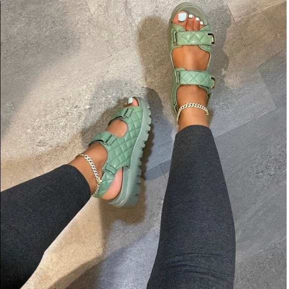 Lulu04157760's tweet photo. So good I had to share! Check out all the items I'm loving on @Poshmarkapp from @LisaSco09014524 #poshmark #fashion #style #shopmycloset #newgirlorder #champion: https://t.co/Vg4dvHVBKJ https://t.co/CdO3Ema3AA