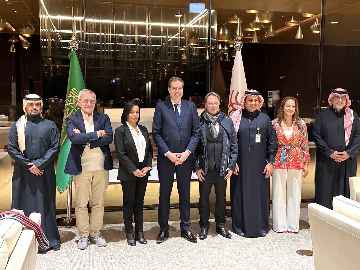 AF_ALULA's tweet photo. [CP] A l’occasion de la visite à #AlUla du Ministre délégué en charge du Commerce extérieur, de l'Attractivité et des Français de l'étranger, la @RCU_SA signe un contrat fondateur avec #RATPDev &amp; 2 partenariats avec @AmaneAdvisors &amp; #idverde
Lien CP 👉 https://t.co/OXH8kiU35v https://t.co/pBWVAXg7Kb