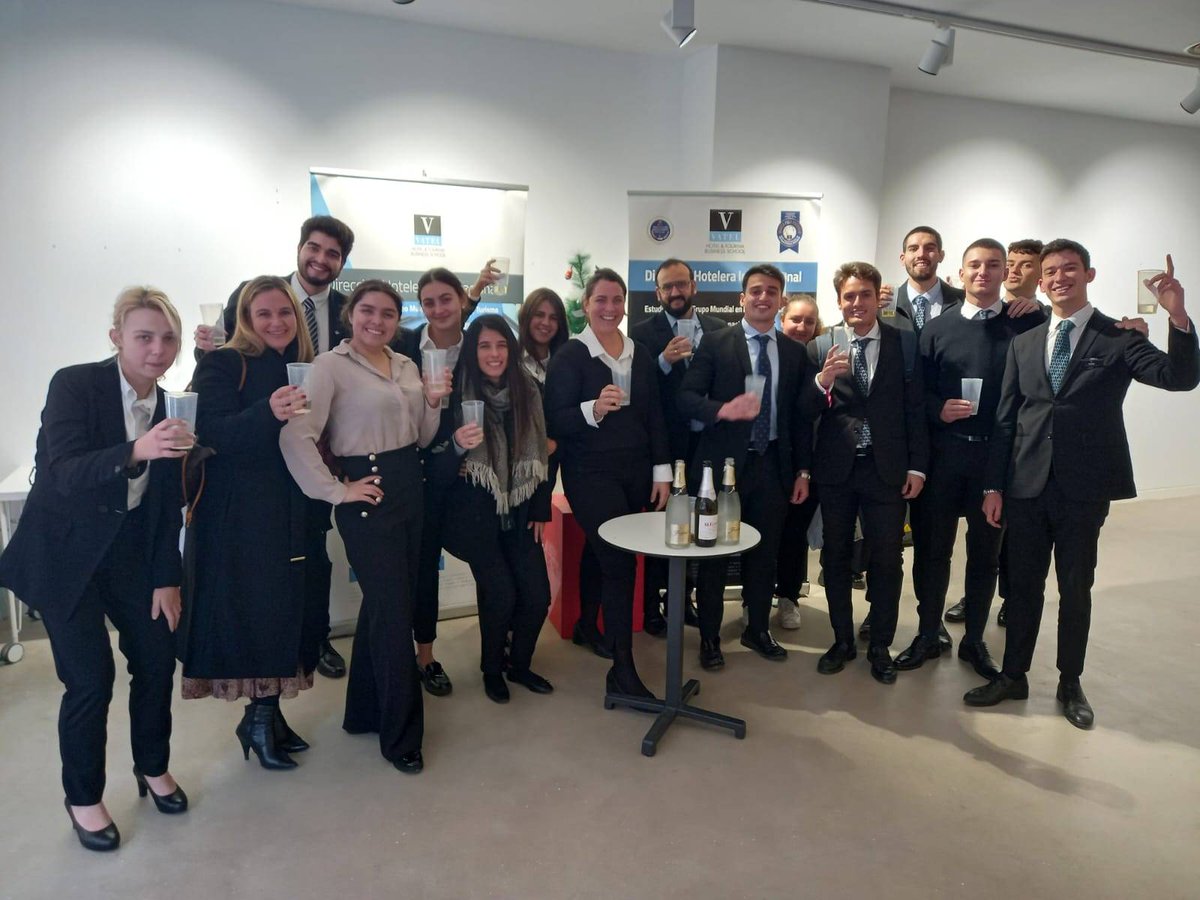 VatelMalaga's tweet photo. En #VatelMalaga hemos finalizado la jornada de exámenes con un brindis de Cava y Sidra. 🍾

#ExamenesenVatelEspaña 📈

¡Felices fiestas a todos nuestros alumnos, profesores y colaboradores! https://t.co/xQMktbZtut