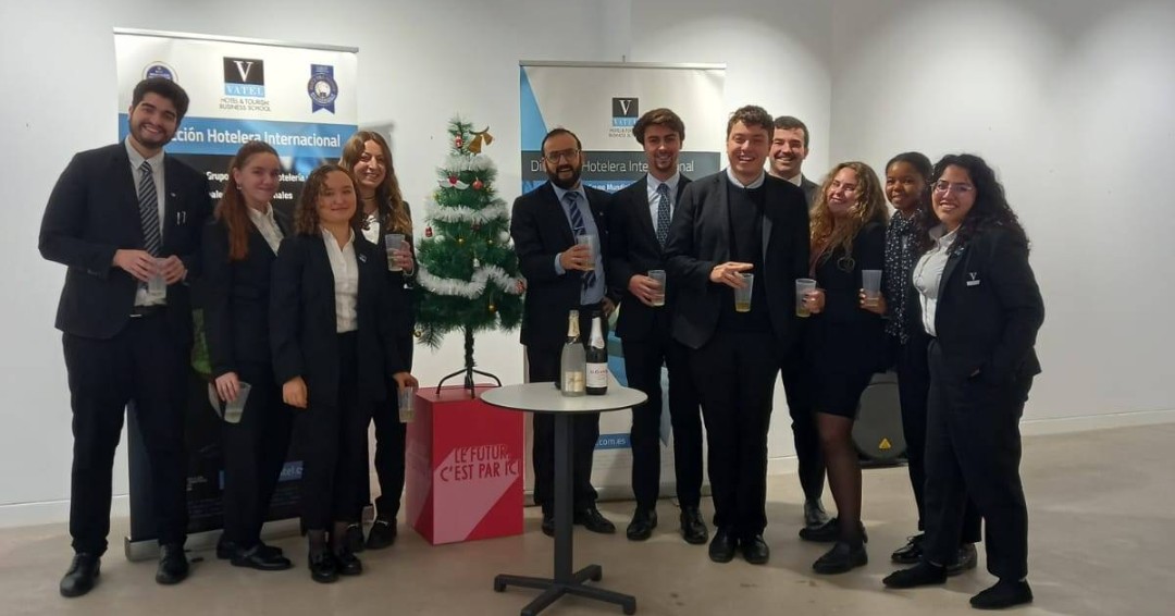 VatelMalaga's tweet photo. En #VatelMalaga hemos finalizado la jornada de exámenes con un brindis de Cava y Sidra. 🍾

#ExamenesenVatelEspaña 📈

¡Felices fiestas a todos nuestros alumnos, profesores y colaboradores! https://t.co/xQMktbZtut