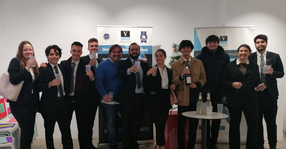 VatelMalaga's tweet photo. En #VatelMalaga hemos finalizado la jornada de exámenes con un brindis de Cava y Sidra. 🍾

#ExamenesenVatelEspaña 📈

¡Felices fiestas a todos nuestros alumnos, profesores y colaboradores! https://t.co/xQMktbZtut
