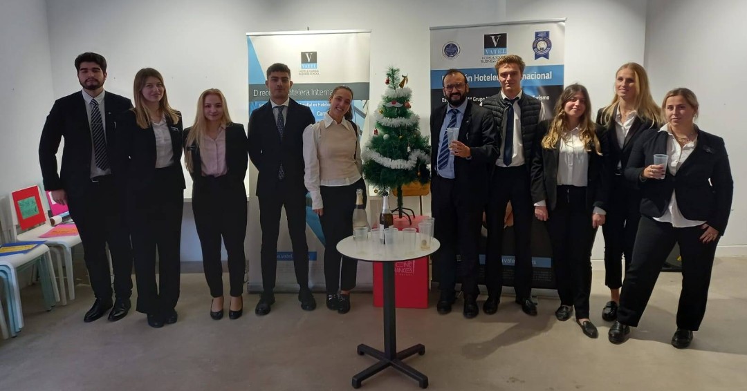 VatelMalaga's tweet photo. En #VatelMalaga hemos finalizado la jornada de exámenes con un brindis de Cava y Sidra. 🍾

#ExamenesenVatelEspaña 📈

¡Felices fiestas a todos nuestros alumnos, profesores y colaboradores! https://t.co/xQMktbZtut