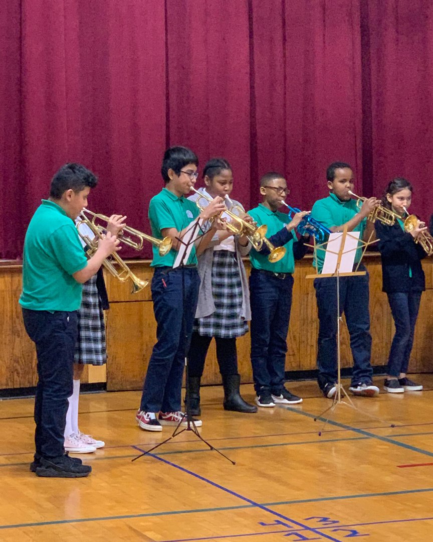 prizmensemble's tweet photo. Our PRIZM in the Schools teaching artists give young students a deeper dive into their traditional music education. Is your school interested in introducing chamber music to its students? 🎼  https://t.co/lLzIUDLFus https://t.co/kFavnbWT5j