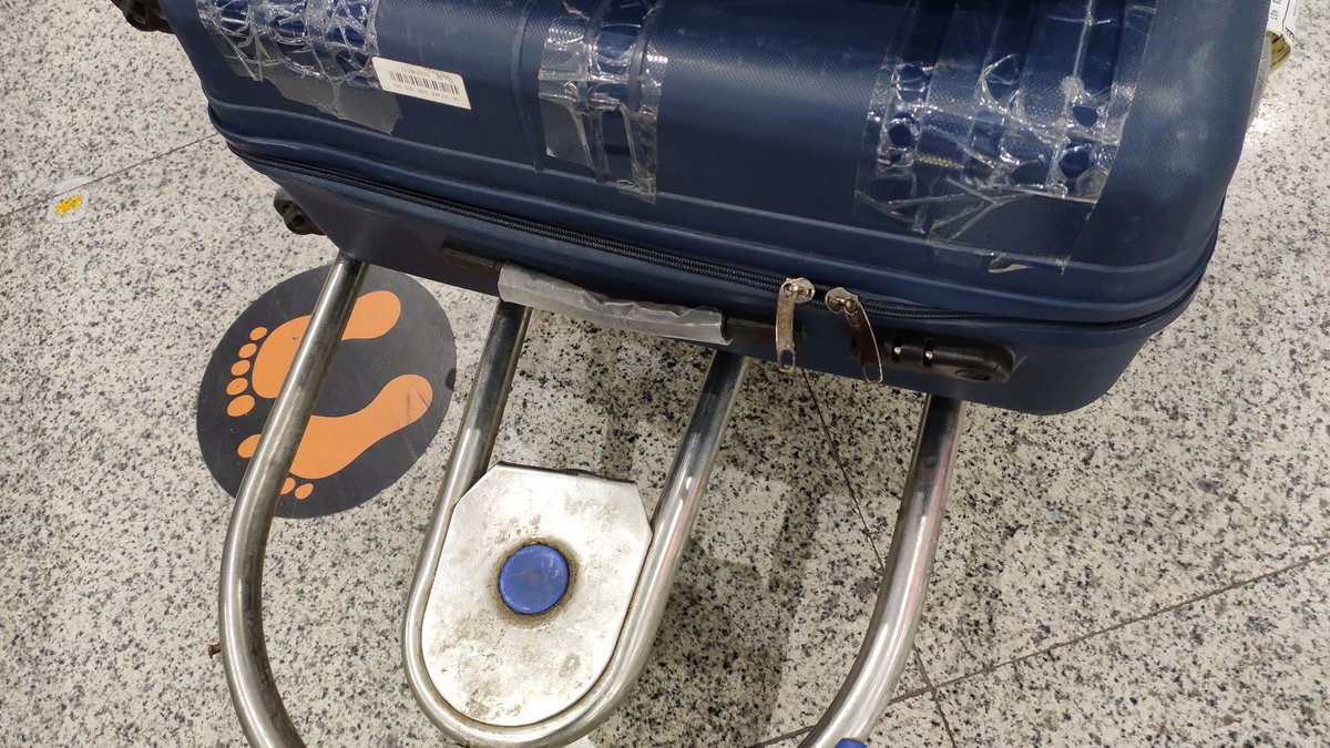 ChandraPtAsthan's tweet photo. See this type of baggage handling done by Go First Airline. I was travelling from BLR-VNS G8407 and the person who issue pass do not lock my bag and no one take care of it. This is the passenger security taken by Go First???? #Goair #gofirstairline https://t.co/oneQ9KMO4k