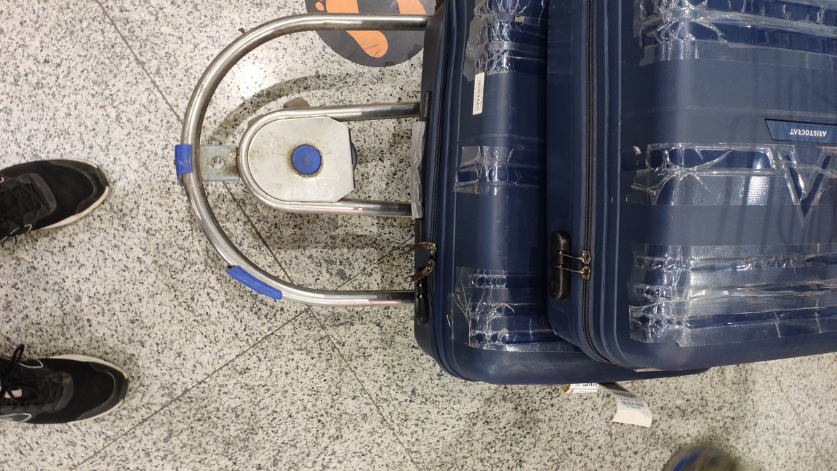 ChandraPtAsthan's tweet photo. See this type of baggage handling done by Go First Airline. I was travelling from BLR-VNS G8407 and the person who issue pass do not lock my bag and no one take care of it. This is the passenger security taken by Go First???? #Goair #gofirstairline https://t.co/oneQ9KMO4k