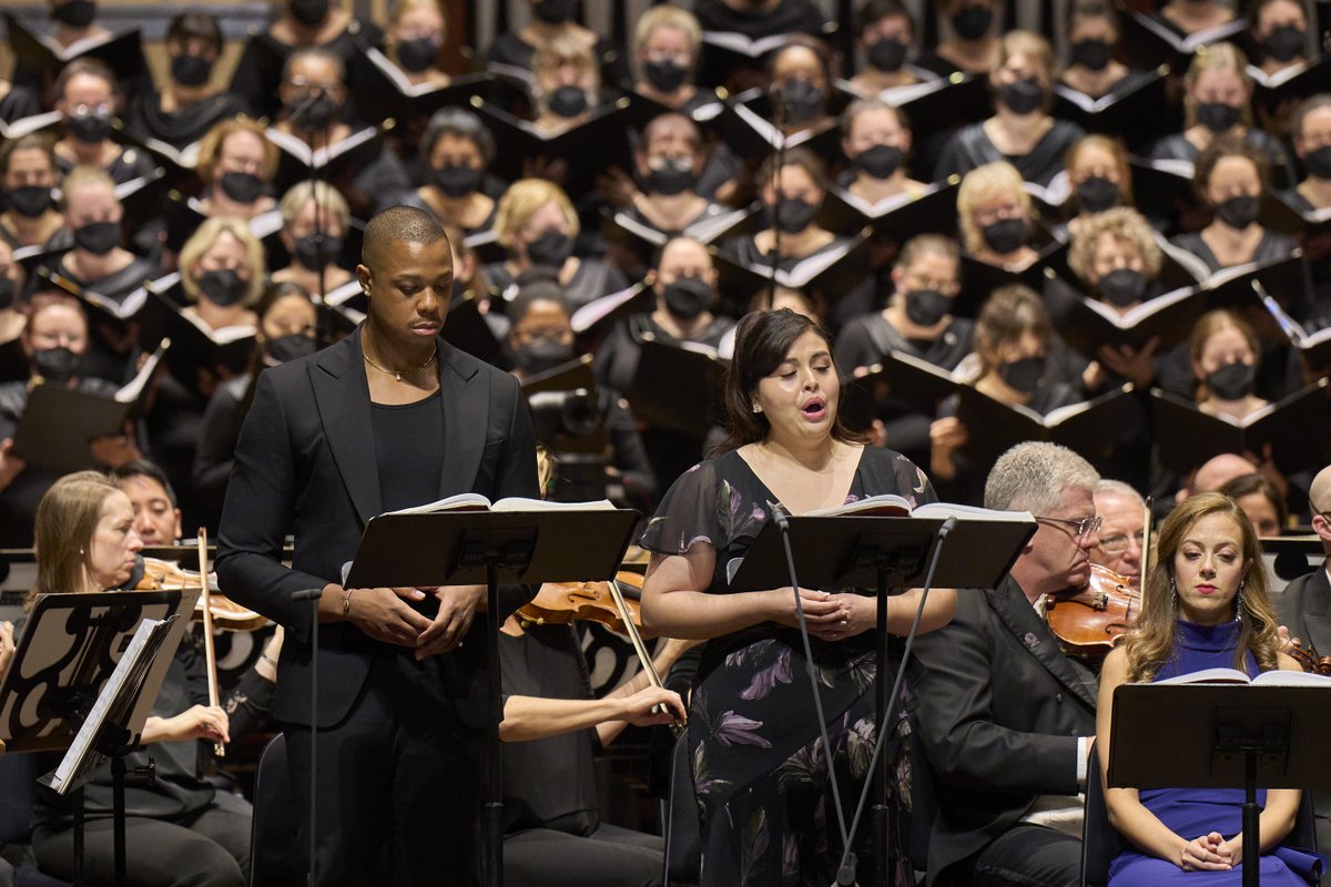 We’re still in awe of @helltweet and his oratorio El Niño. The legendary conductor took the stage in November in a set of performances that captivated audiences. You can enjoy the concert from your own home on <a href="/SymphonyDotLive/">Symphony.live</a> starting Friday at 8pm.
bit.ly/3Vbao7x