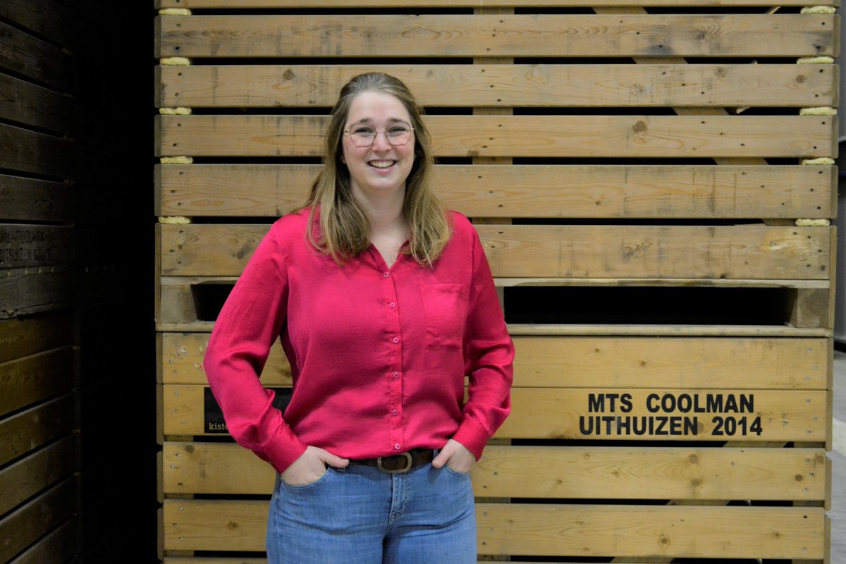 WELKOM | NAJK heeft een nieuwe portefeuillehouder akkerbouw! 🌱 🥔 De 26-jarige <a href="/hildecoolman/">Hilde Coolman</a> is vanmiddag unaniem verkozen tot nieuwe dagelijks bestuurder. 💪🏻 Benieuwd wat Hilde de jonge boeren en tuinders te bieden heeft? 🤠 #bestuur ➡️youtube.com/watch?v=yIGcZd…