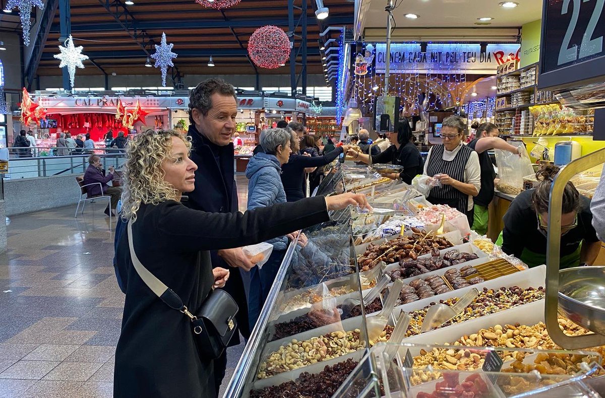 JuntsXSabadell's tweet photo. És un plaer comprar als nostres mercats! #compraalbarri i al comerç local, on et coneixen i t’aconsellen d’allò més bé perquè puguis escollir els millors productes. #juntsxsabadell https://t.co/x6GdmAEUin