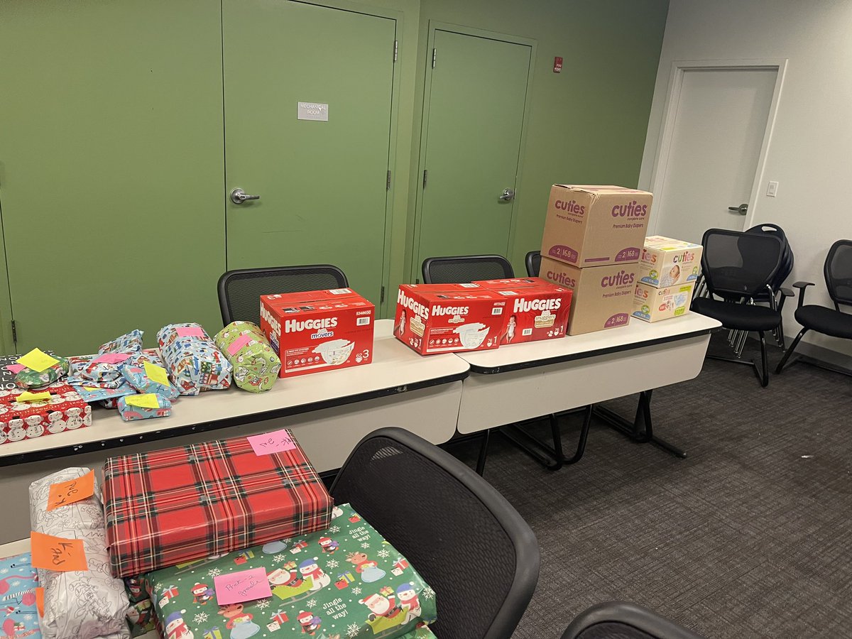 PhillyVirtual's tweet photo. Happy Holidays to all our PVA Families 🎁. This is our annual Gift Giving Event 🥳 https://t.co/Glw9nf9C0i