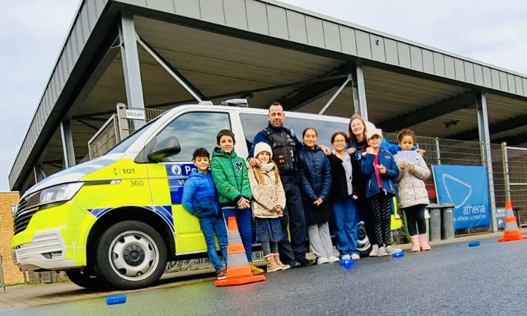 pzvlas's tweet photo. 🎄De leerlingen van het 3e en 4e leerjaar van Basisschool De Dobbelsteen uit #Heule kregen vanmorgen al een vroeg Kerstgeschenkje 🎁 ... een uitgebreid bezoek van politie-inspecteur Alain, die hen haarfijn uitlegde wat een politieman zo allemaal doet 👮♂️🎅 #TeamVLAS #pzvlas https://t.co/gWImHFYIdx