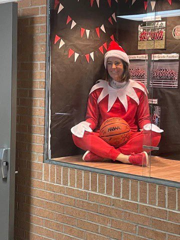 Vicksburg Middle School principal Allison Dygert had quite the surprise for students this morning! The elf on the shelf was on the roof when they arrived and hidden in various spots during the passing periods. #BulldogsUnited