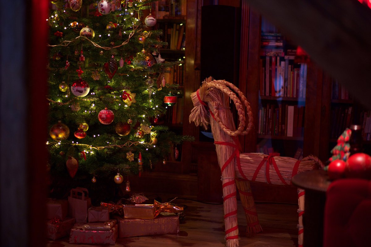 WrzosowkaDom's tweet photo. W czasie Świąt nasze poddasze zamienia się w magiczne miejsce niczym z ekranizacji opowieści #DziadekDoOrzechów 🎁🧸🎀 Uwielbiamy spędzać tu długie zimowe wieczory z kubkiem rozgrzewającej herbaty, dobrą książką i przede wszystkim - w rodzinnej atmosferze ❤️

📸Kinga Tarczyńska https://t.co/ZI9nw5xWl6