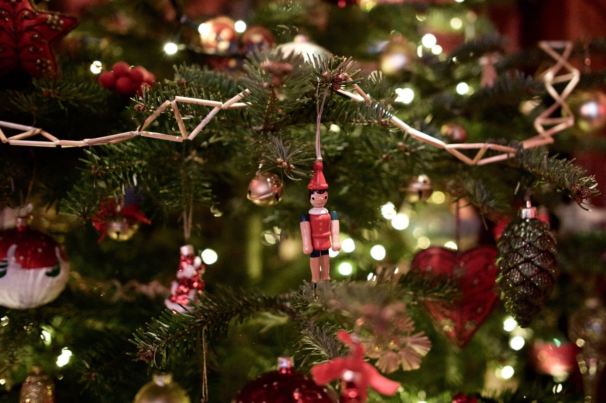 WrzosowkaDom's tweet photo. W czasie Świąt nasze poddasze zamienia się w magiczne miejsce niczym z ekranizacji opowieści #DziadekDoOrzechów 🎁🧸🎀 Uwielbiamy spędzać tu długie zimowe wieczory z kubkiem rozgrzewającej herbaty, dobrą książką i przede wszystkim - w rodzinnej atmosferze ❤️

📸Kinga Tarczyńska https://t.co/ZI9nw5xWl6