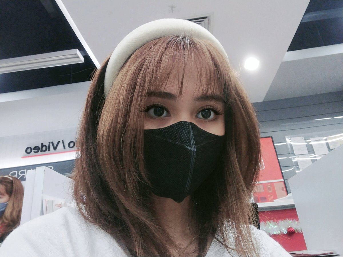 in my lino hair era (first time dyeing my own hair) 

it's been a while since i last interacted with stays 🥹 i hope someone remembers me still✨