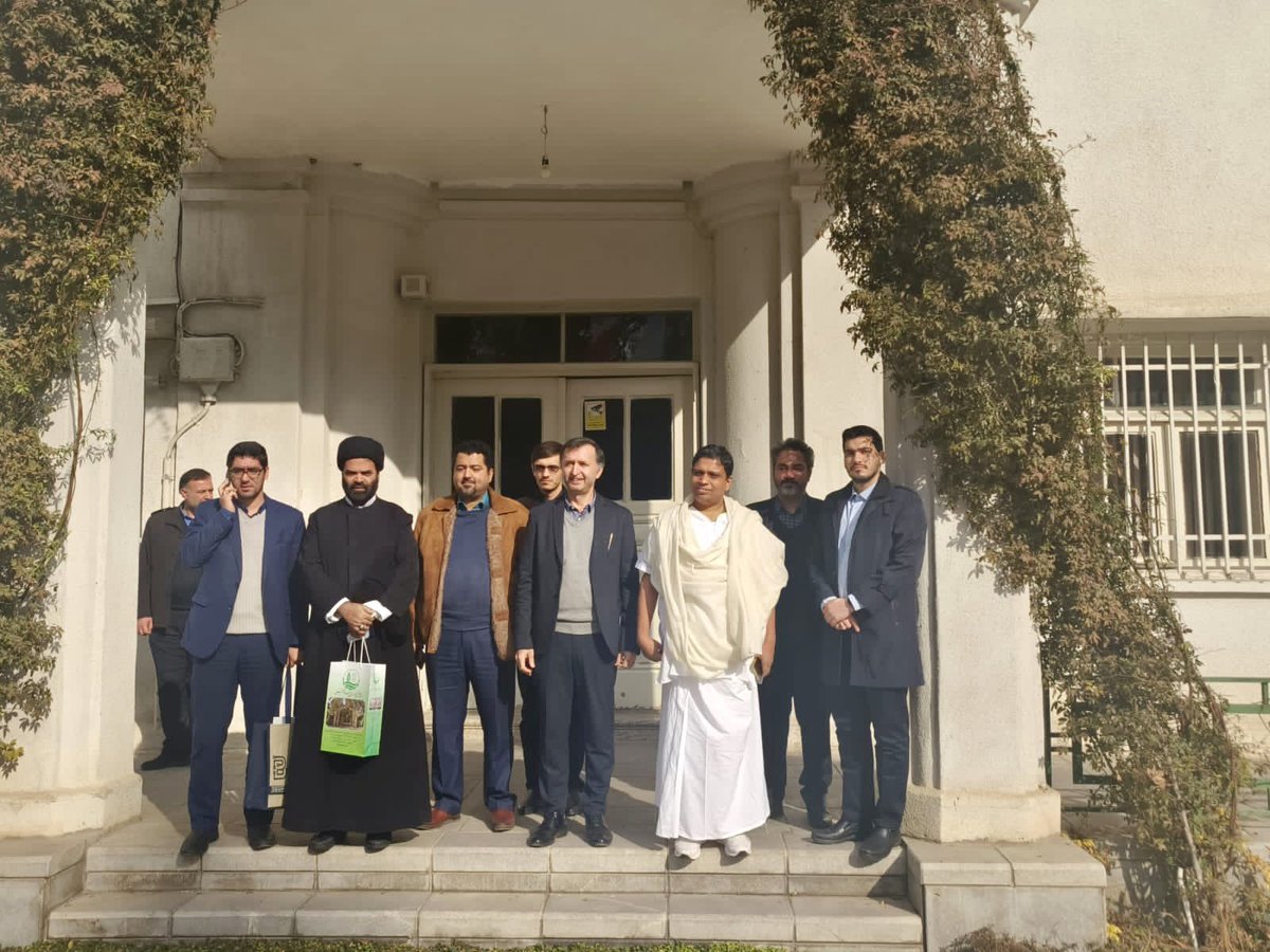 ईरान का सबसे बड़ा और 125 वर्ष पुराना विश्वविद्यालय Tehran University जो कि कृषि, जड़ी बूटी और प्राकृतिक संसाधनों पर कार्य करता है, आज यहां के Vice-Chancellor और Faculty members से मीटिंग हुई। यहां के प्रोफेसर और वैज्ञानिकों में पतंजलि के जड़ी बूटी अनुसंधान के कार्यों को लेकर जो