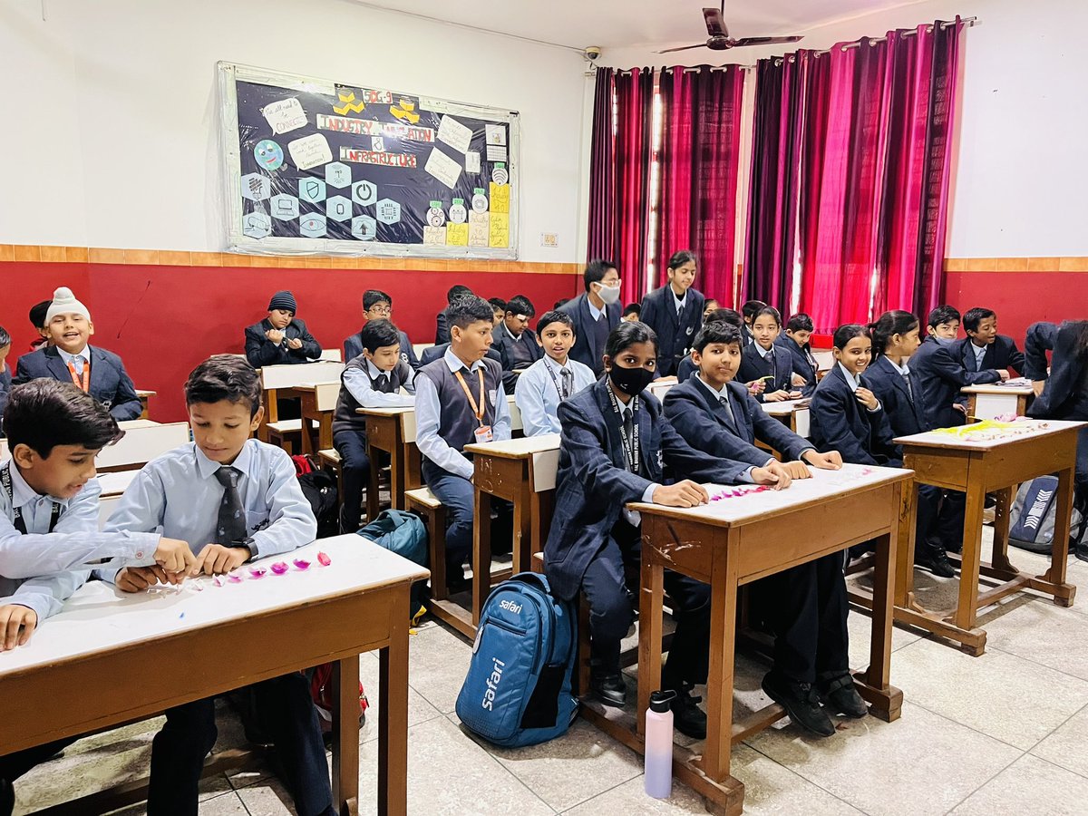 21karki's tweet photo. Students of class VII learning dissection of onion. #funwithscience #learningbydoing @vividh87 @BBPSMV https://t.co/Kmcj4xPDDV