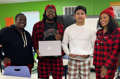 MyronStarrClark's tweet photo. Congratulations to David Portillo for winning the “Principal Sneaker Giveaway!” S/O to my Principal 
@ayeshazfountain for keeping positive culture alive at KNCP! What a way to end the semester! Congratulations David! https://t.co/YwMEjhleFz
