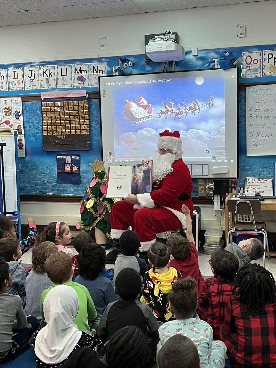 Julia4156's tweet photo. SANTA 🎅���….look who made a special stop to our kindergarten and pre-K!!!! https://t.co/BUHgkMuy6Q