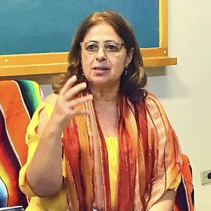 Cida fala e gesticula com a mão